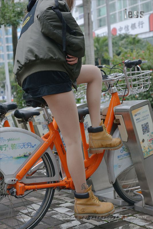 潇潇《短靴、肉丝与单车》