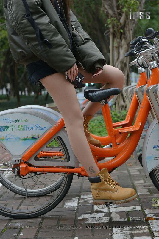 潇潇《短靴、肉丝与单车》