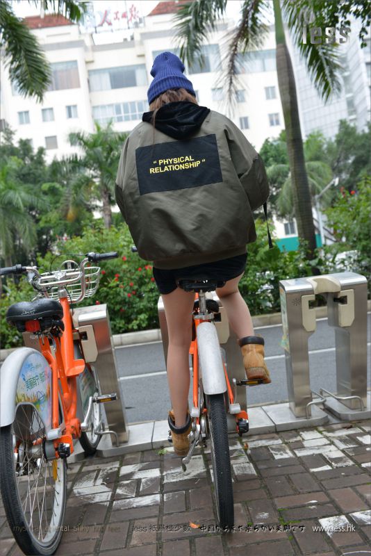 潇潇《短靴、肉丝与单车》