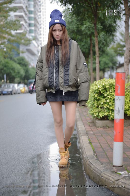 潇潇《短靴、肉丝与单车》