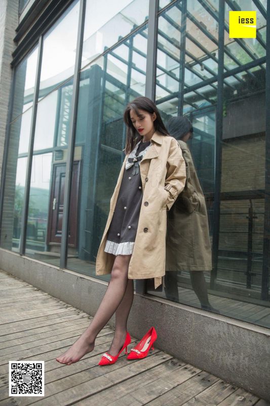 姗姗《气质风衣小红高》丝足美腿写真
