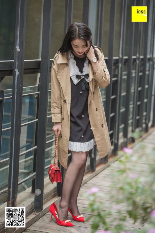 姗姗《气质风衣小红高》丝足美腿写真