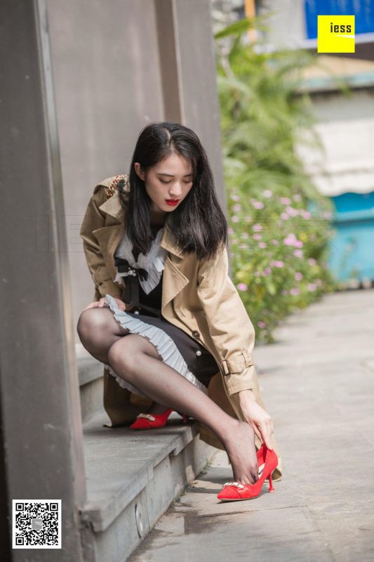 姗姗《气质风衣小红高》丝足美腿写真