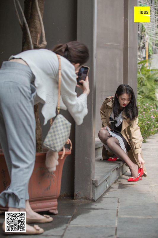 姗姗《气质风衣小红高》丝足美腿写真