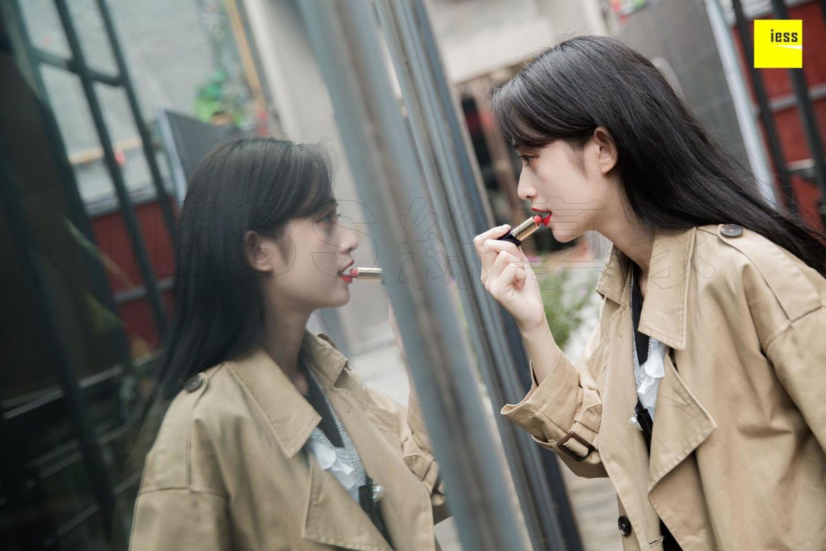 姗姗《气质风衣小红高》丝足美腿写真