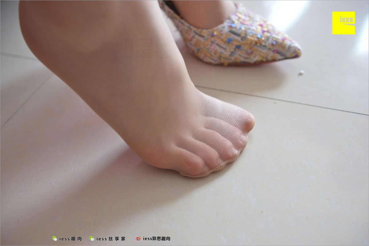 姗姗 《闷》丝足写真套图