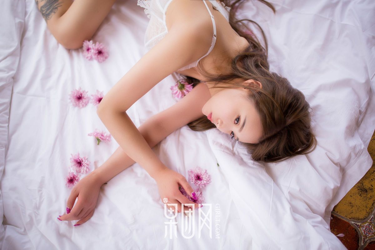 双眼秋波闪,酥胸玉兔颠,两腮飞红霞,美艳若貂蝉。