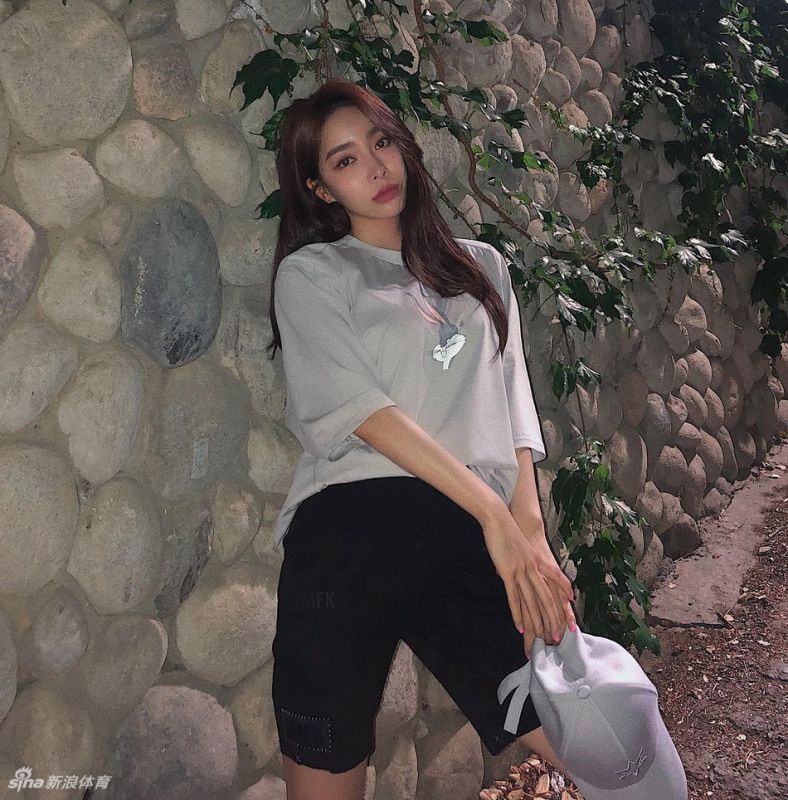 网红大嘴美女神似Angelababy