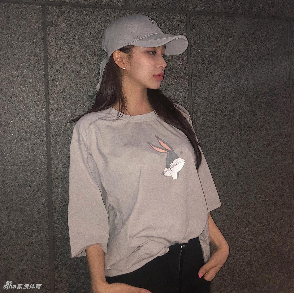 网红大嘴美女神似Angelababy