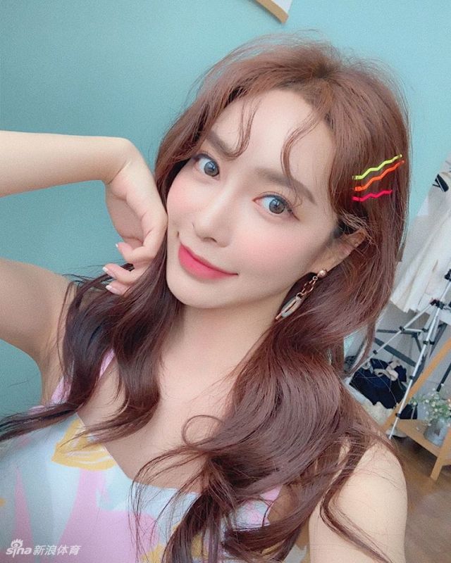 网红大嘴美女神似Angelababy