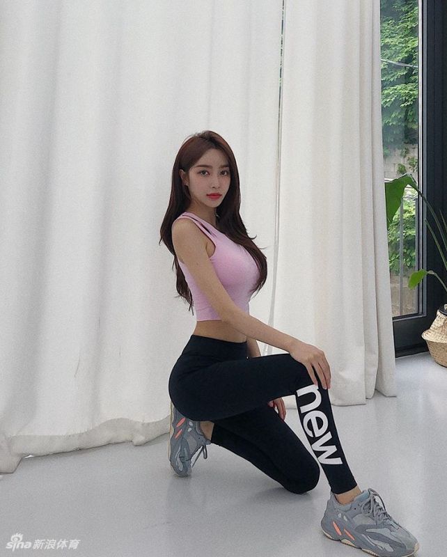 网红大嘴美女神似Angelababy