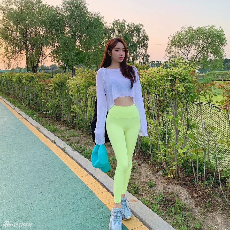 网红大嘴美女神似Angelababy