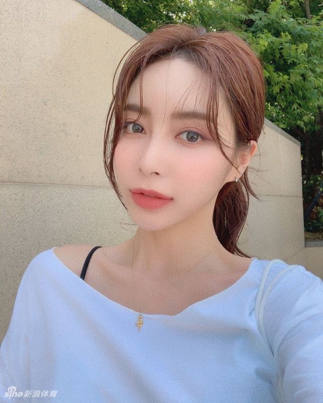 网红大嘴美女神似Angelababy