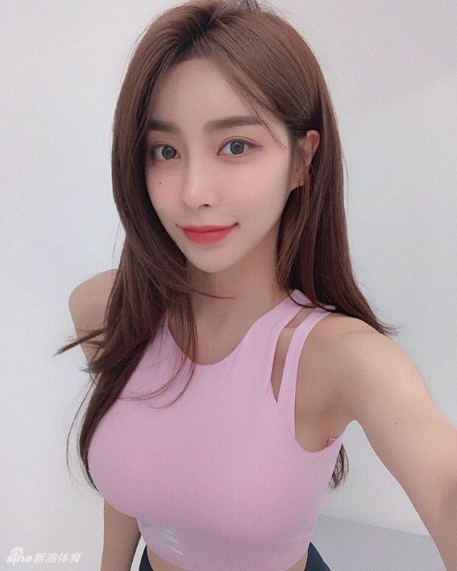 网红大嘴美女神似Angelababy