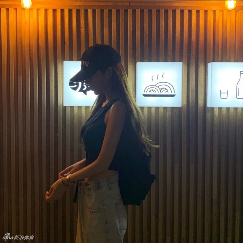 网红美女在云雾缭绕海边秀好身材