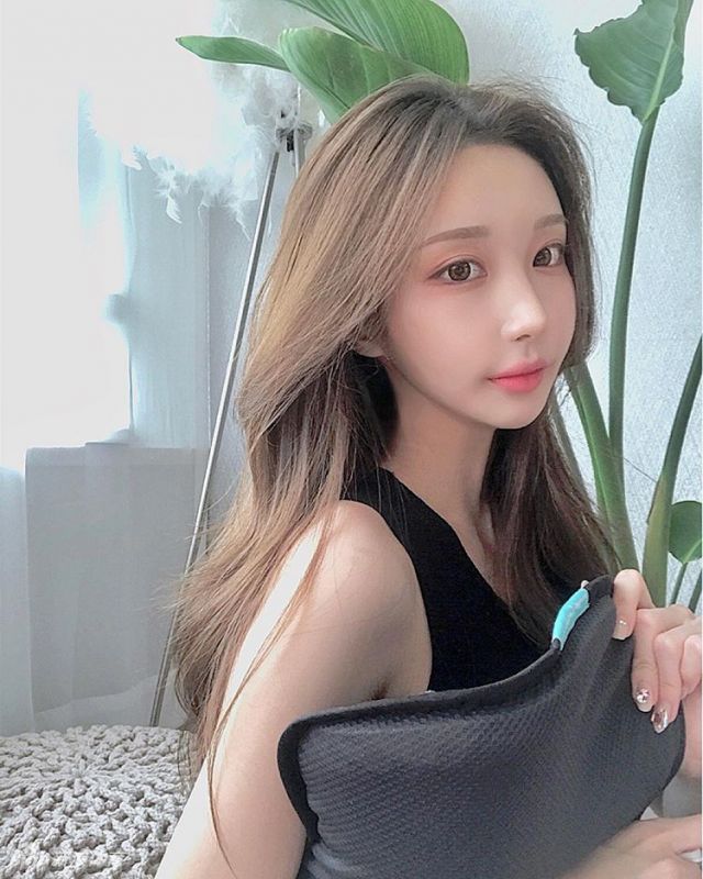 网红美女在云雾缭绕海边秀好身材