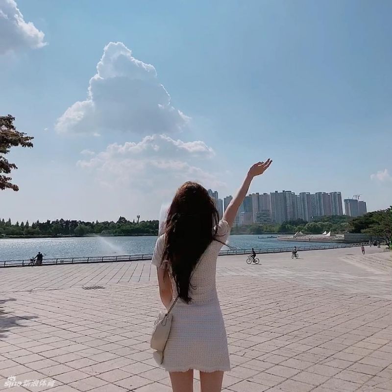网红美女在云雾缭绕海边秀好身材