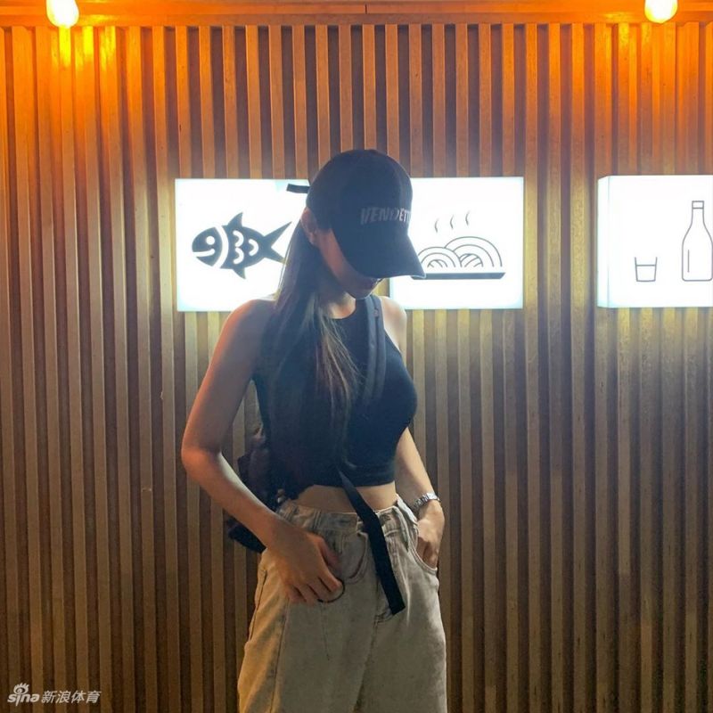 网红美女在云雾缭绕海边秀好身材