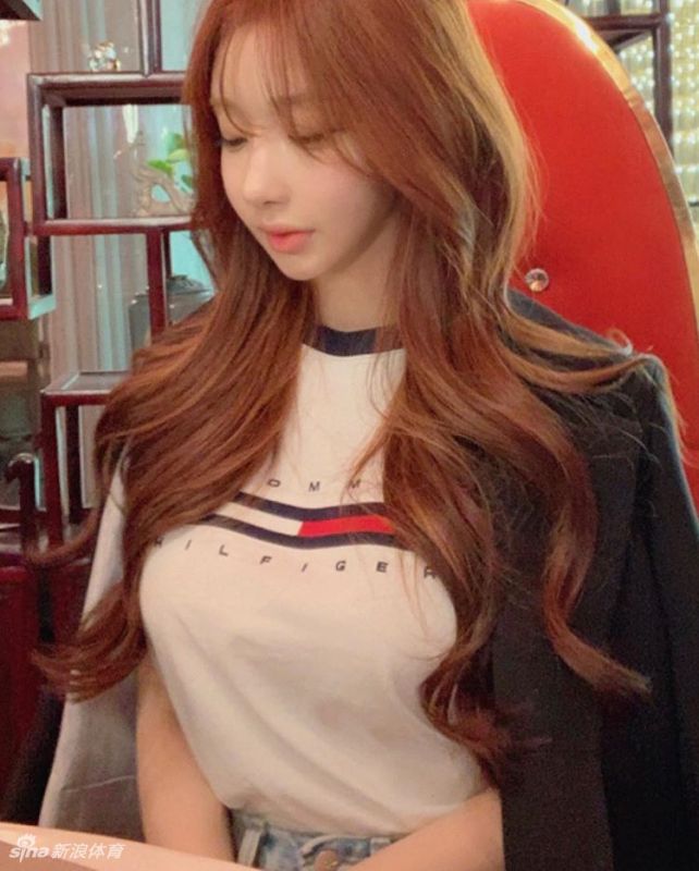 网红美女在云雾缭绕海边秀好身材