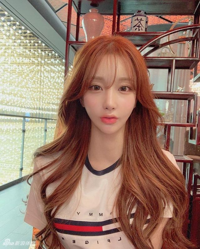 网红美女在云雾缭绕海边秀好身材