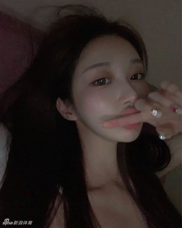 网红美女在云雾缭绕海边秀好身材