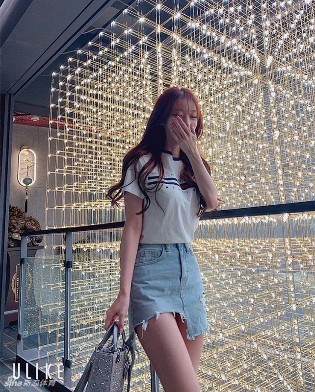网红美女在云雾缭绕海边秀好身材