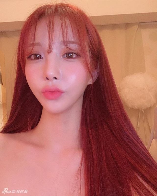 网红美女在云雾缭绕海边秀好身材