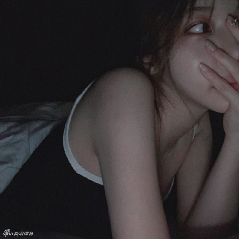 网红美女在云雾缭绕海边秀好身材