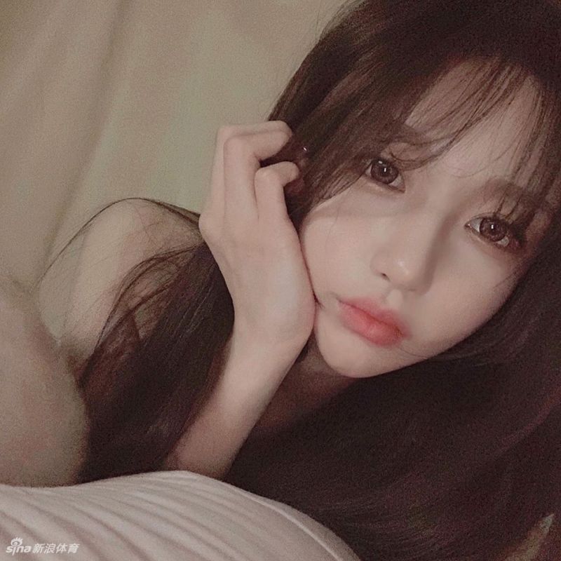 网红美女在云雾缭绕海边秀好身材