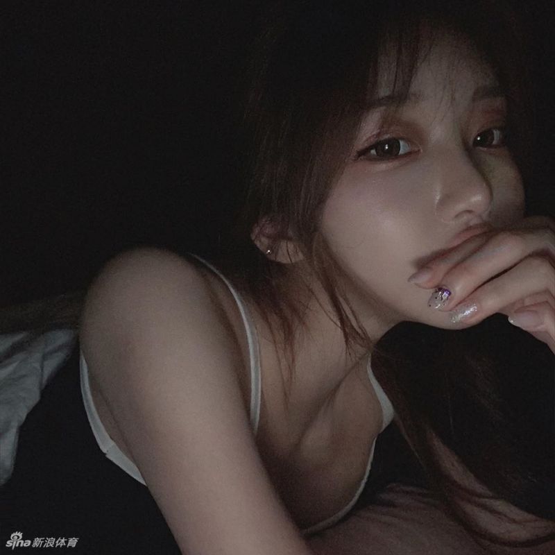 网红美女在云雾缭绕海边秀好身材