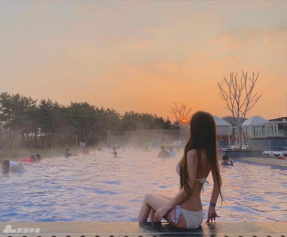 网红美女在云雾缭绕海边秀好身材