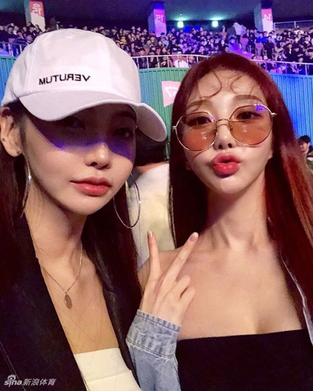 网红美女在云雾缭绕海边秀好身材