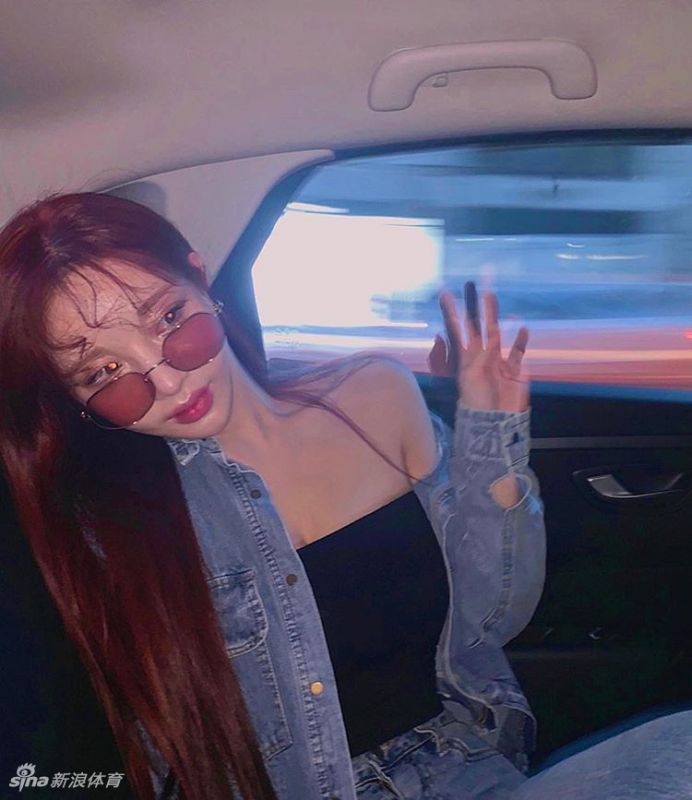 网红美女在云雾缭绕海边秀好身材