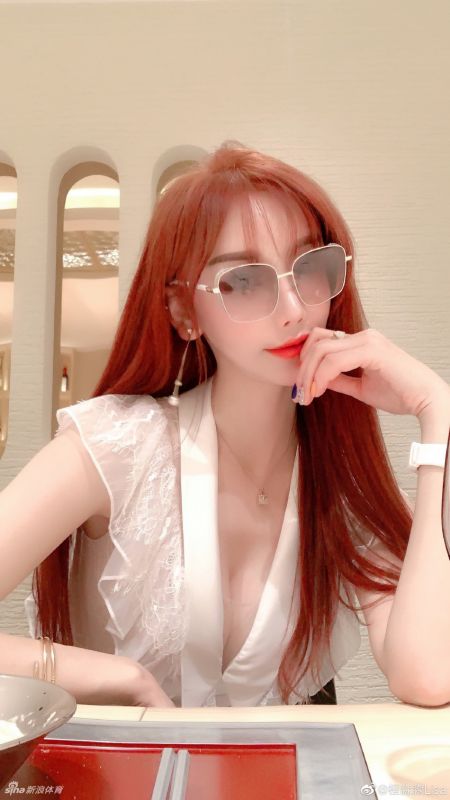 小姐姐用运动练出完美身材！