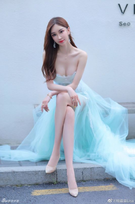 小姐姐用运动练出完美身材！