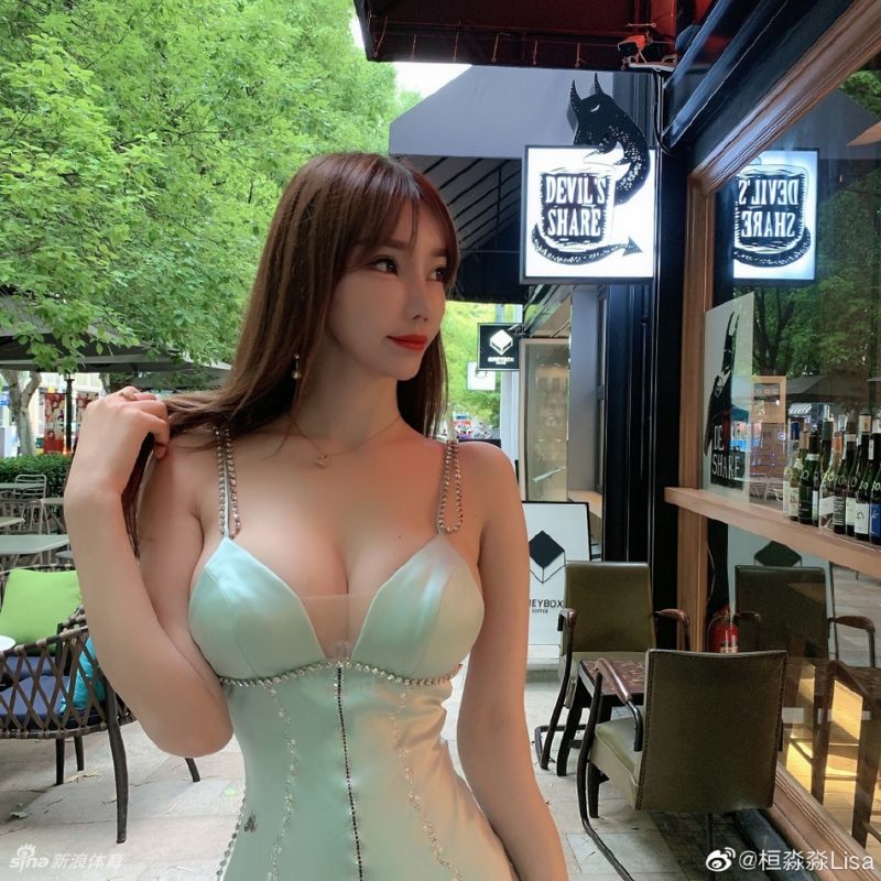 小姐姐用运动练出完美身材！