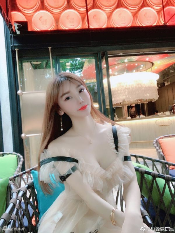 小姐姐用运动练出完美身材！