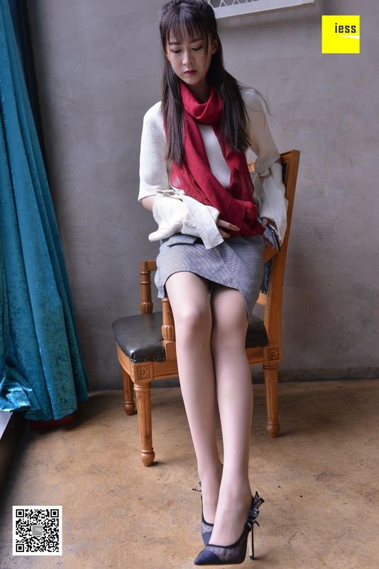 紫紫 《透视高跟里的趾缝》丝袜美腿写真套图