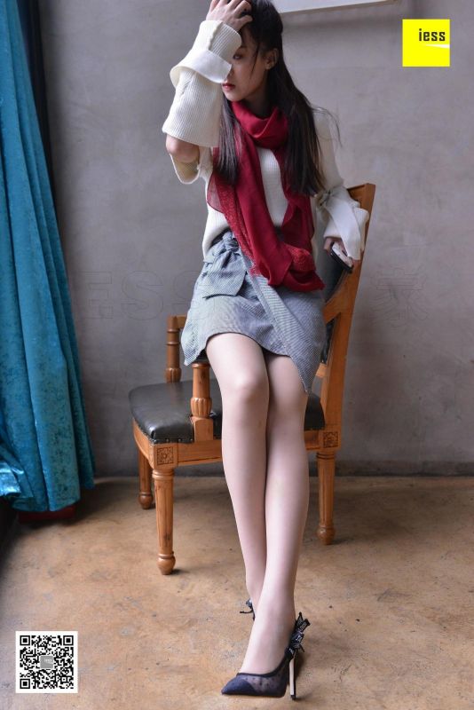 紫紫 《透视高跟里的趾缝》丝袜美腿写真套图