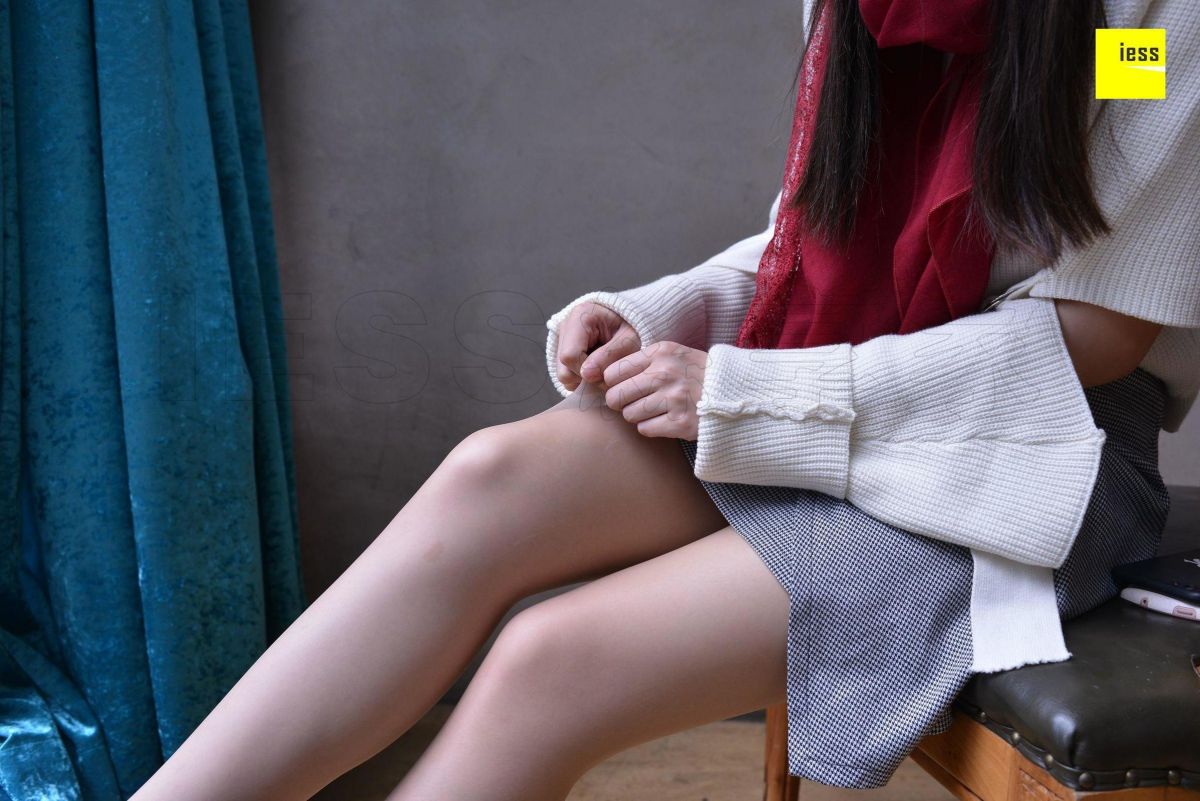紫紫 《透视高跟里的趾缝》丝袜美腿写真套图