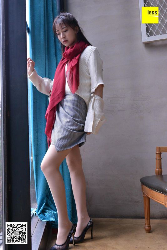 紫紫 《透视高跟里的趾缝》丝袜美腿写真套图
