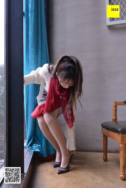 紫紫 《透视高跟里的趾缝》丝袜美腿写真套图