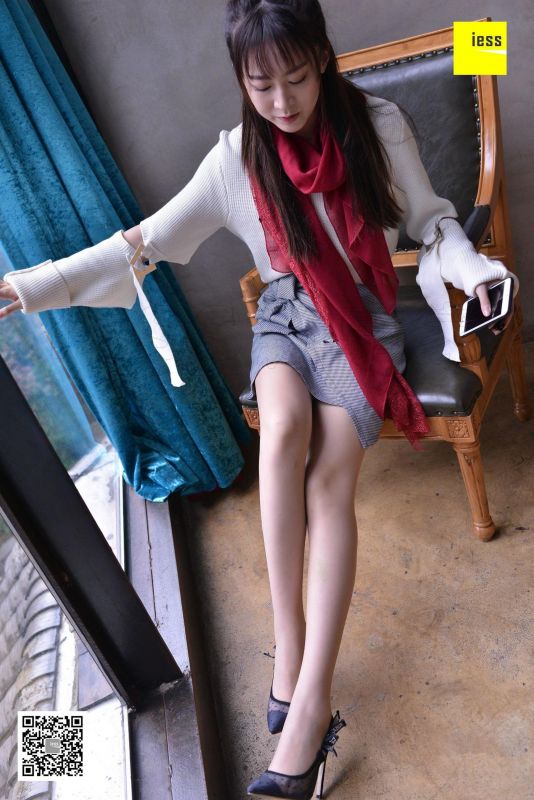 紫紫 《透视高跟里的趾缝》丝袜美腿写真套图