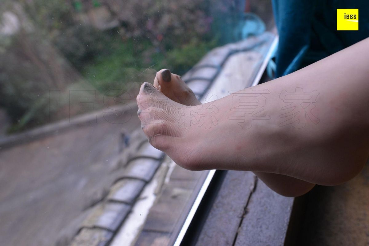 紫紫 《透视高跟里的趾缝》丝袜美腿写真套图