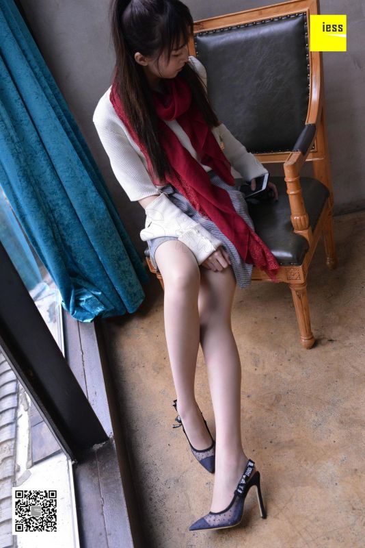 紫紫 《透视高跟里的趾缝》丝袜美腿写真套图