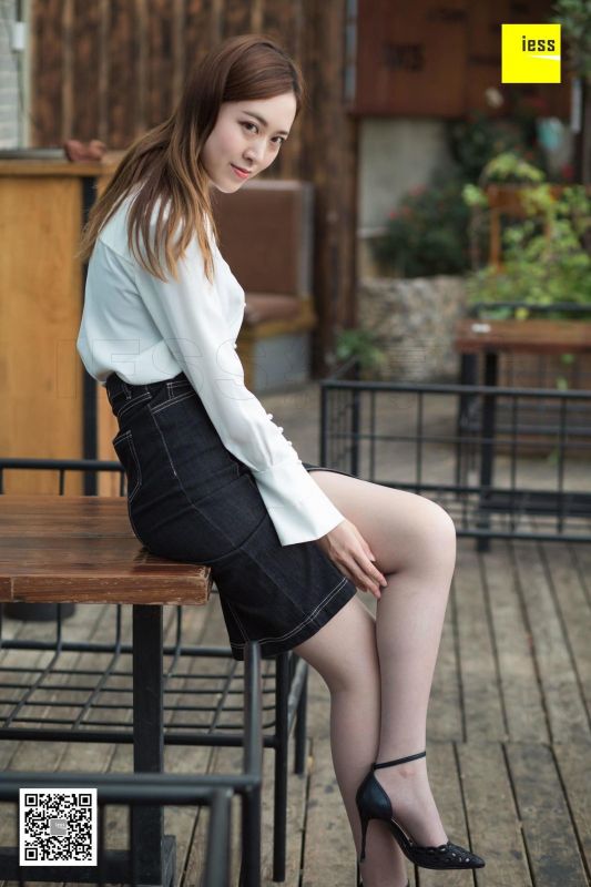 紫紫《紫紫知性灰丝》丝足美腿写真