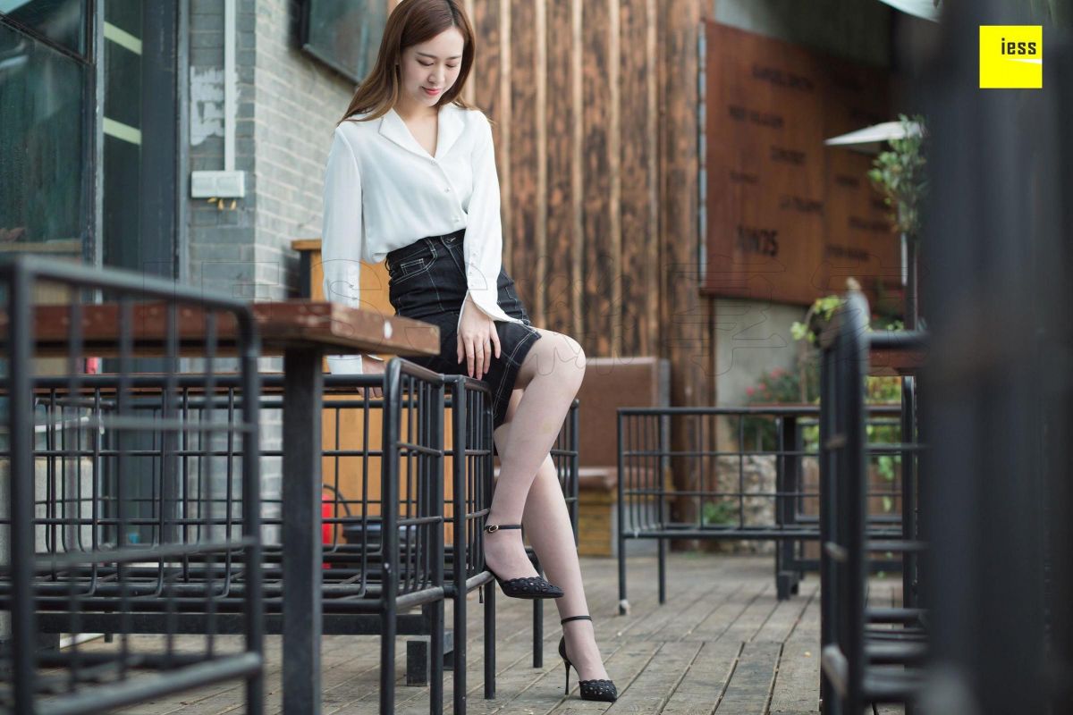 紫紫《紫紫知性灰丝》丝足美腿写真