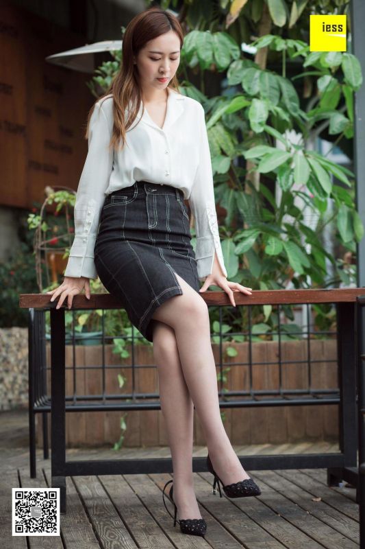 紫紫《紫紫知性灰丝》丝足美腿写真