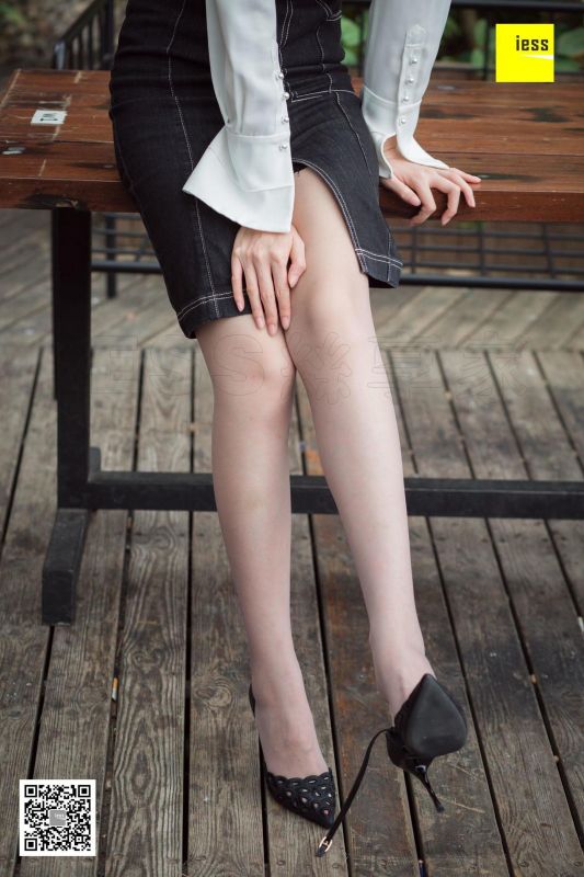 紫紫《紫紫知性灰丝》丝足美腿写真