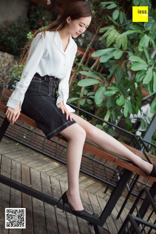紫紫《紫紫知性灰丝》丝足美腿写真